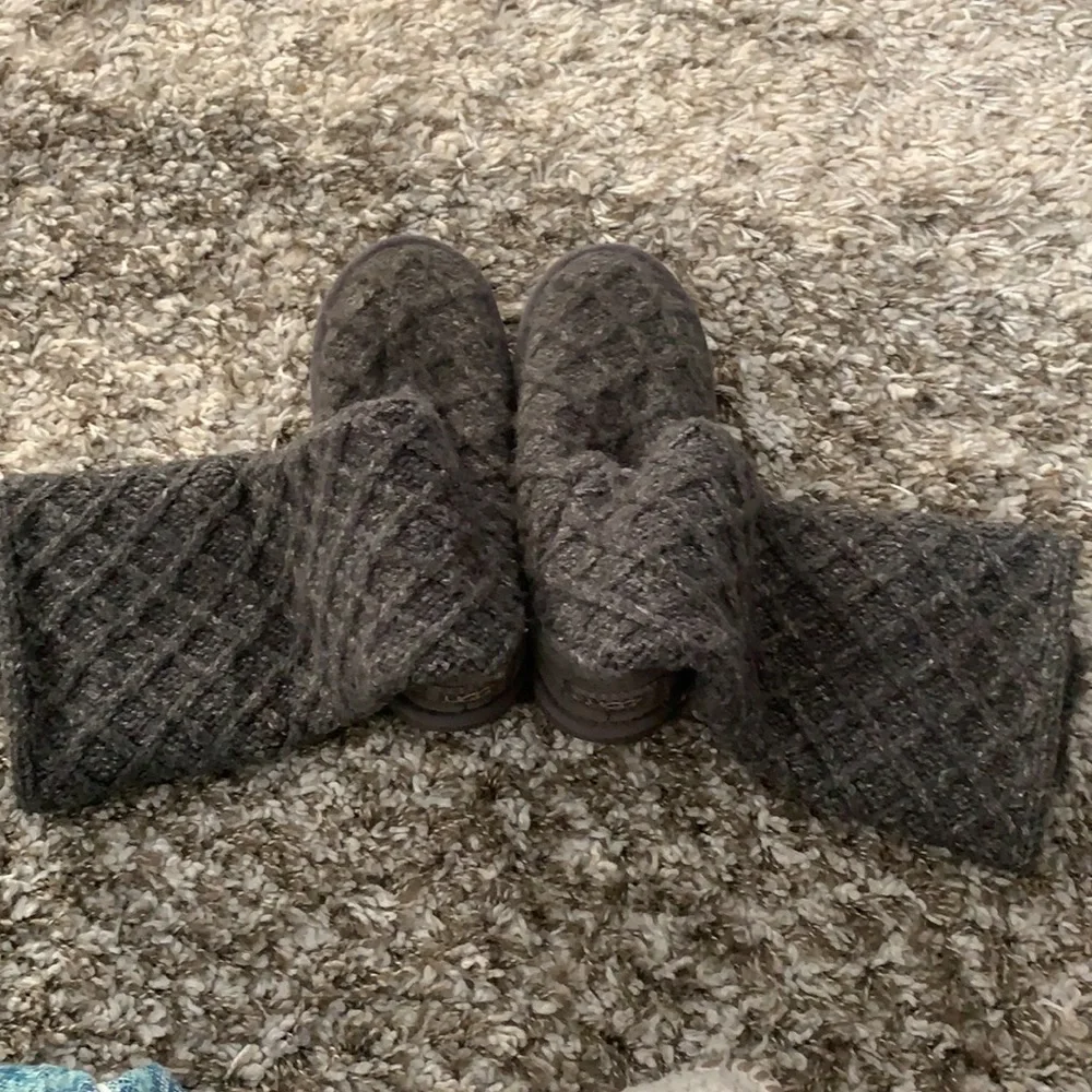 UGG gray lattice